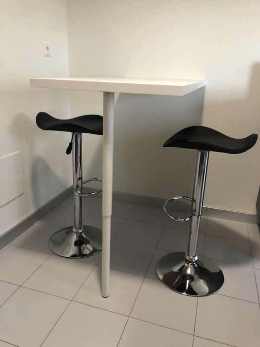 Tampo de mesa + pé regulavel + 2 bancos regulaveis