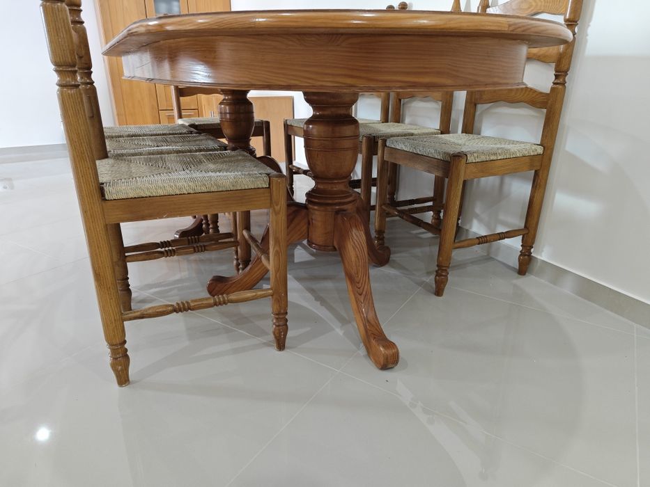 Mesa oval com 8 cadeiras