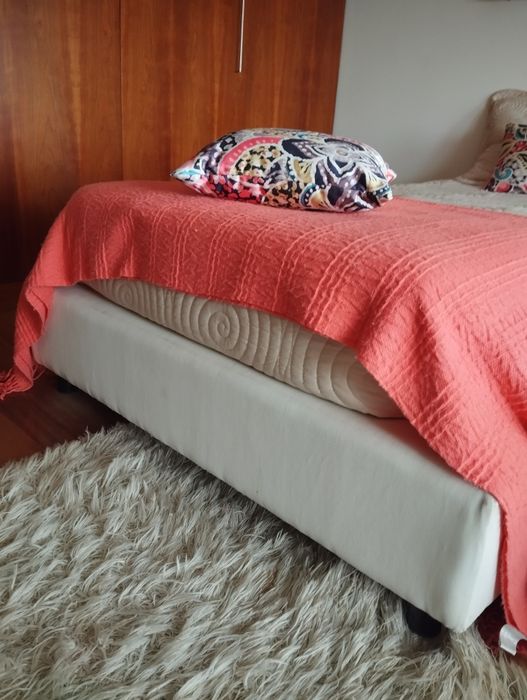Cama de solteiro tecido branco e colchão