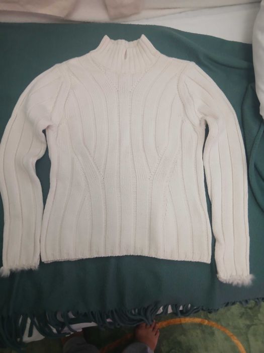 Женские свитера в ассортименте