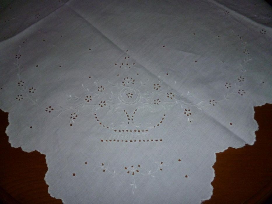 Toalha quadrada bordado Ilha Madeira com 82 cm de lado