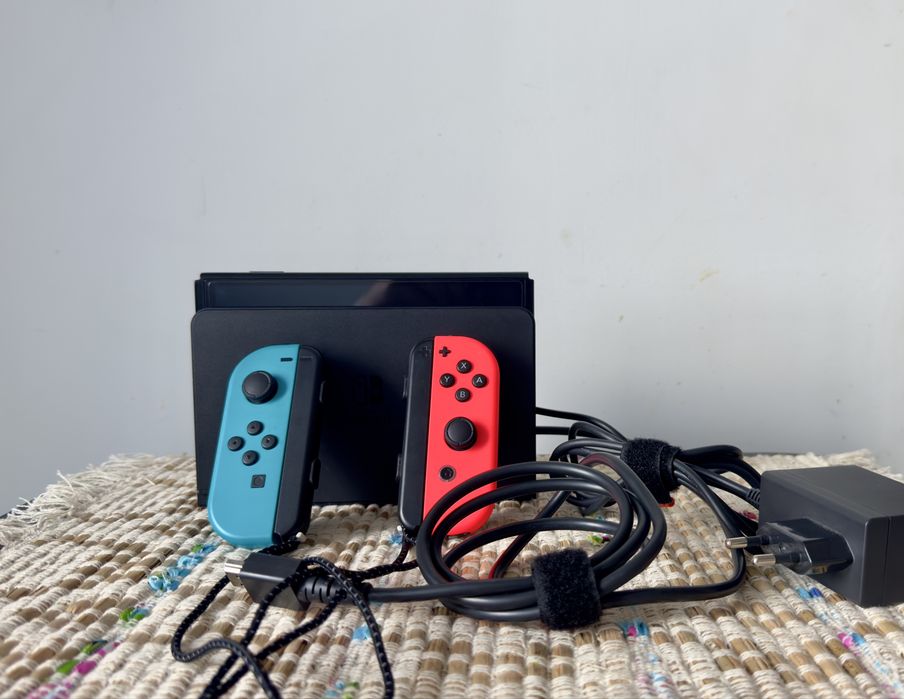 Nintendo Switch OLED + Mario Kart 8 Deluxe