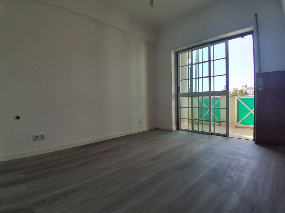 Apartamento T4 no centro da Charneca de Caparica