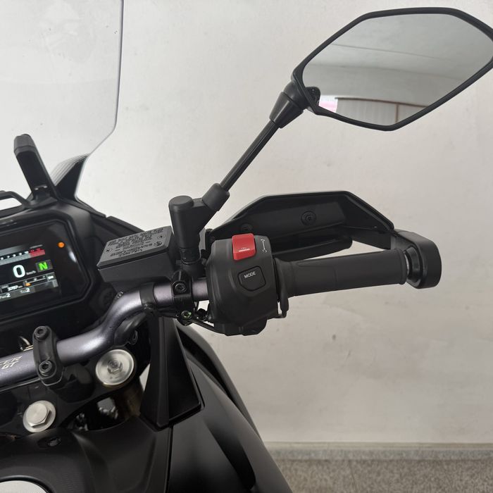 Yamaha Tracer 7 GT de 2025 akrapovic