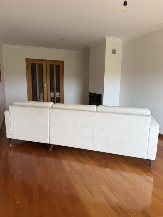 Sofá de 3 Lugares Moderno (Bege/Cru) + Puff Repousa-Pés | Como Novo