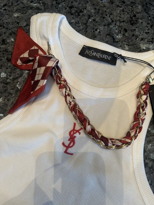 Śliczny top prążek Saint Laurent z łańcuszkiem