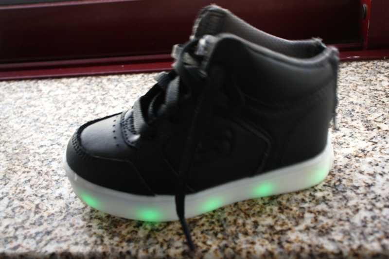 Botas pretas com luzes por baixo da SKECHERS Tamanho 22