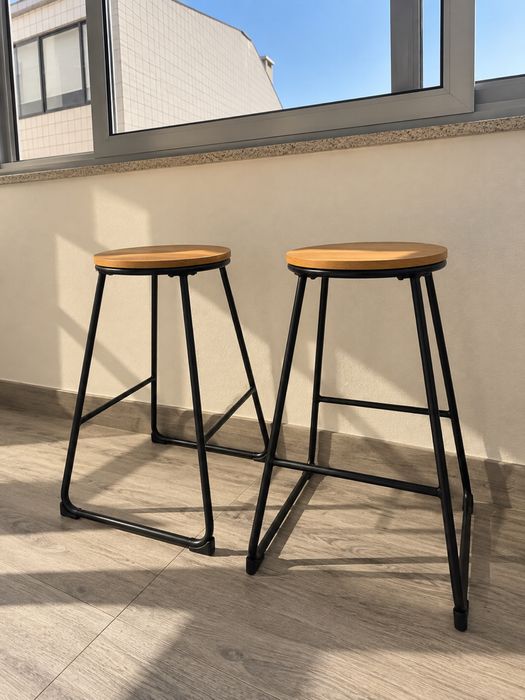 2 Bancos Altos de Bar em Madeira e Metal Preto
