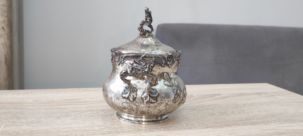 Zabytkowa bogato zdobiona cukiernica wykonana ze srebra próby 800