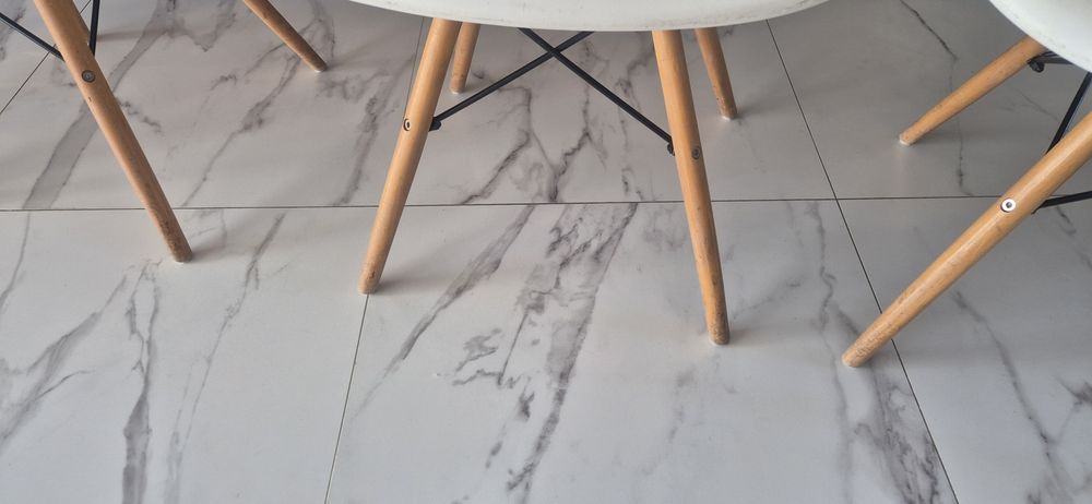 Krzesła plastikowe kubełkowe