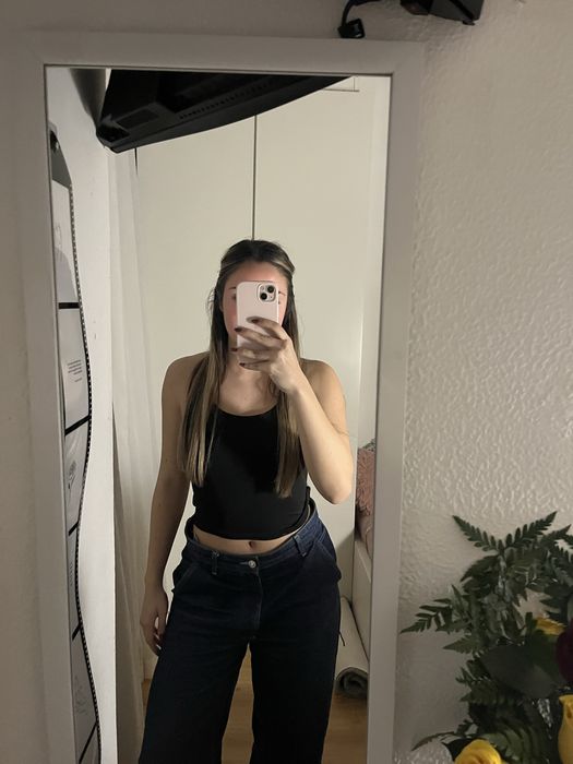 Top Preto com tiras cruzadas e costas abertas