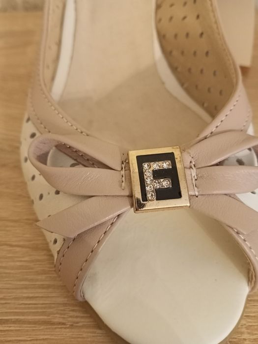 Продам босоніжки