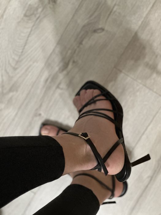 Трендові босоніжки на каблучку