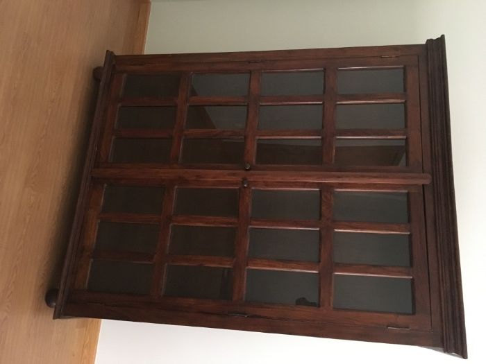 Móvel Vitrine/Expositor de 2 portas em Pau Rosa