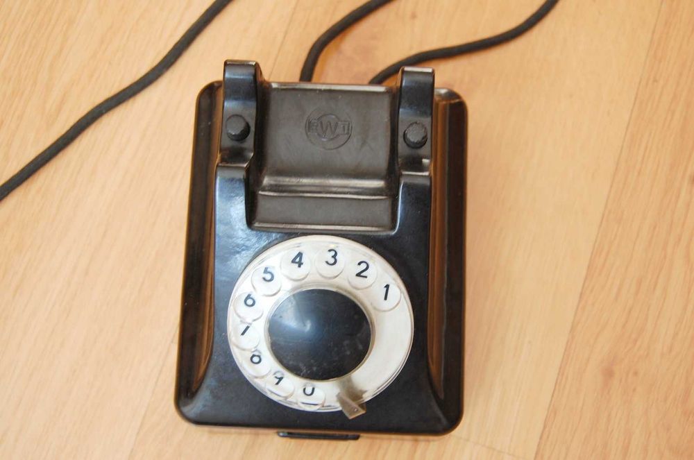 Stary telefon z bakelitu RWT z 1965 roku.