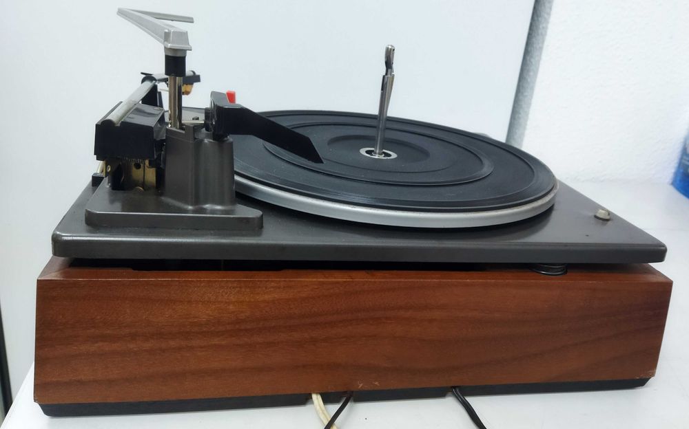 Gira Discos Garrard 2025TC Automatic - A funcionar em pleno