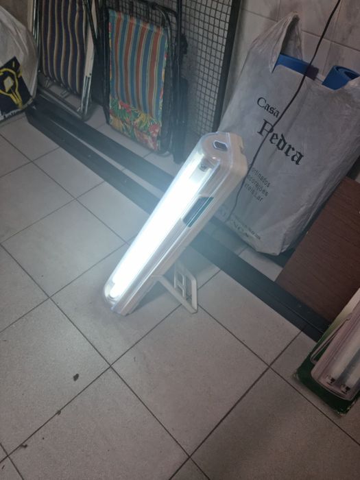 Lanterna a pilhas e elétrica