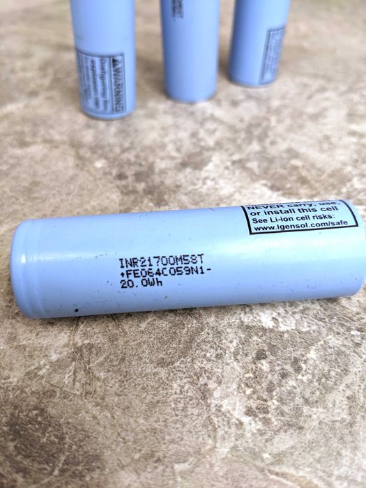 Акумулятор LG M58T 21700 найбільш ємкий 5800 mAh, сині