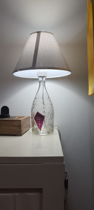 Candeeiro de mesa em  garrafa.