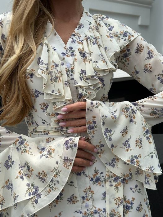 Шифонова сукня з воланами та пишними рукавами