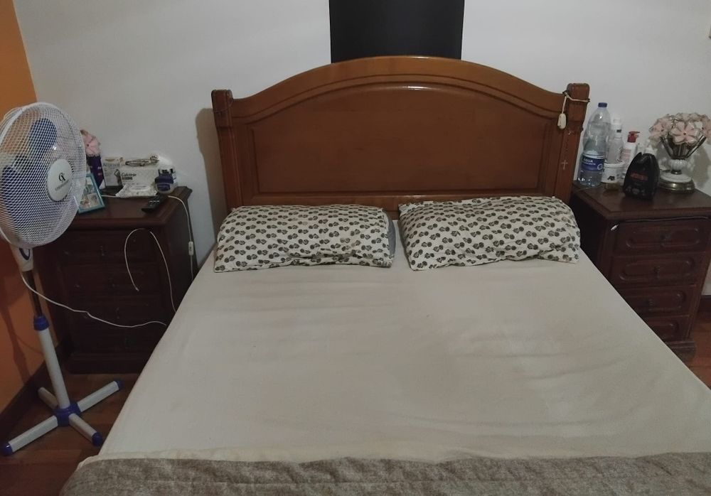 Vendo cama com mesinhas de cabeceira e cómoda incluídas