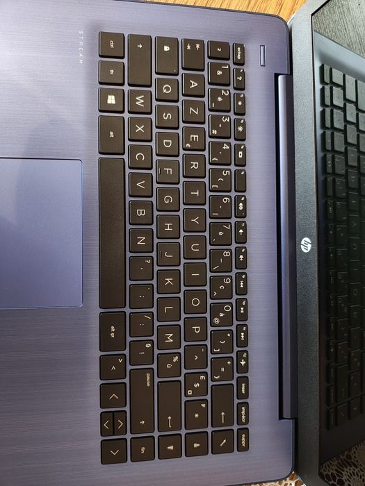 Nowy Laptop . Francuska klawiatura AZERTY