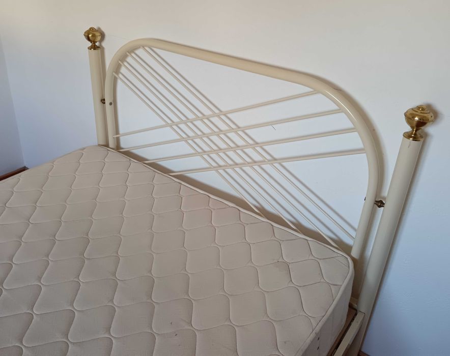 Cama de ferro de cor beje