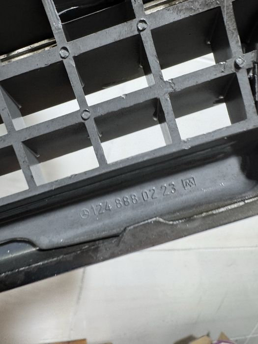 Grelha frontal Mercedes W124 1987