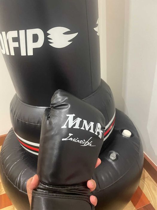 Saco de boxe com luvas