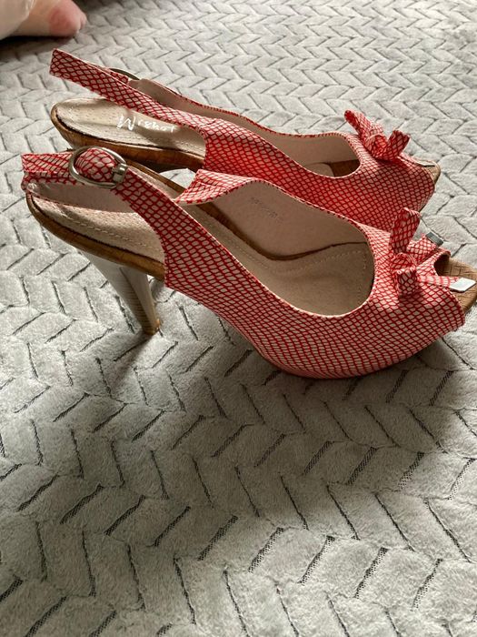 Piękne buty na obcasie r39