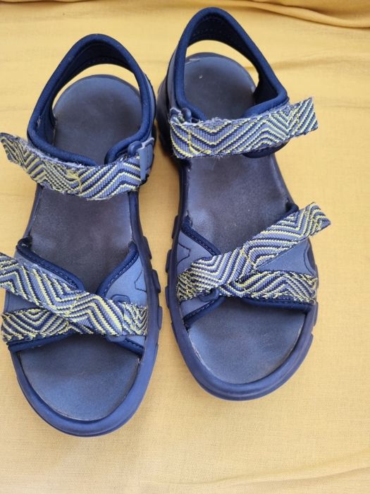 Sandálias azuis da Quechua 32/33