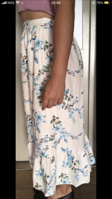 Saia maxi florida em azul e branco