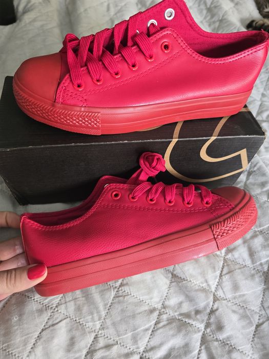 Czerwone trampki przed kostkę skóra 37 .
Krótkie trampki