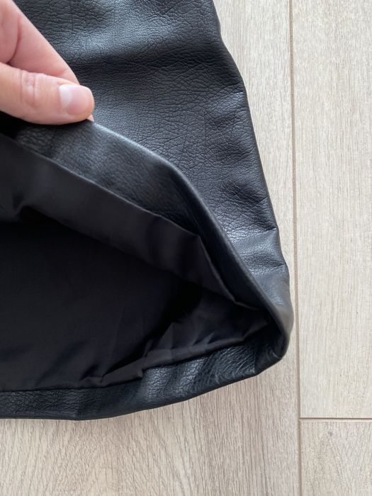 H&M – czarna spódniczka (mini) z ekoskóry z wysokim stanem i paskiem