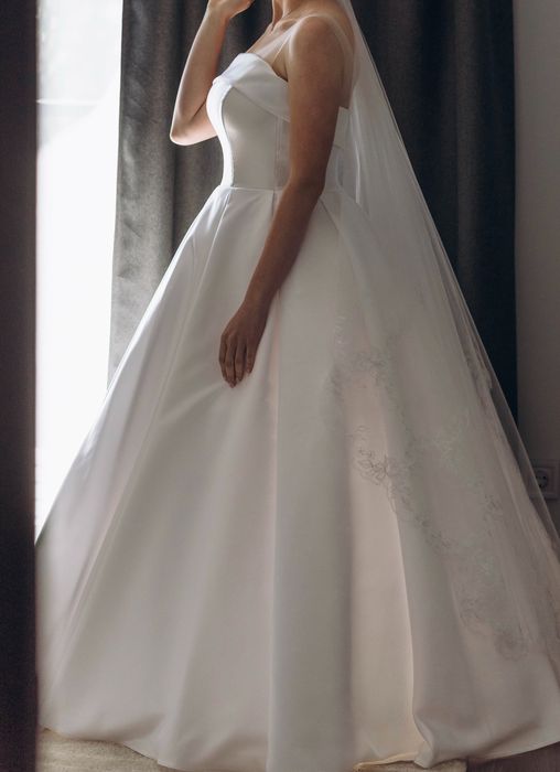 Сукня весільна атласна