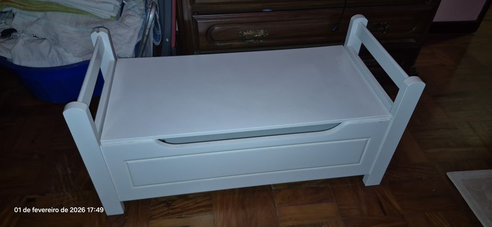 2 baús brancos com arrumação