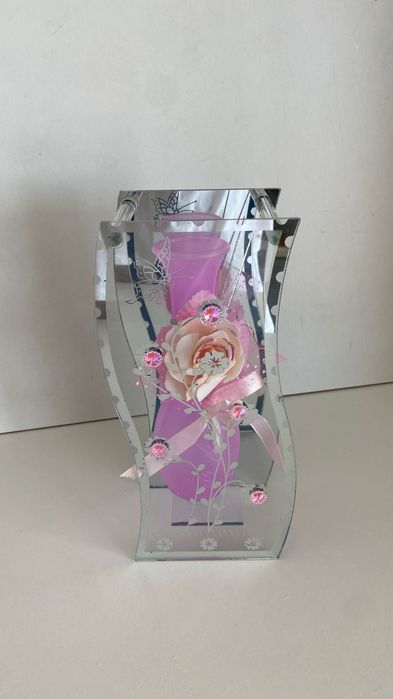 Jarra de vidro cor de rosa