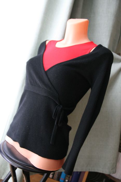 Czarny dzianinowy kopertowy lekki sweter