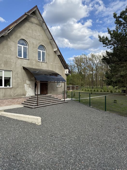 Продаж сучасного будинку в неймовірно гарному місці.