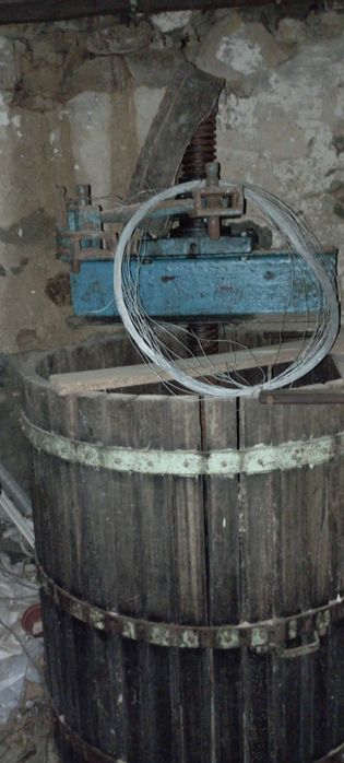 Espremedor de vinho, ralador e pipas