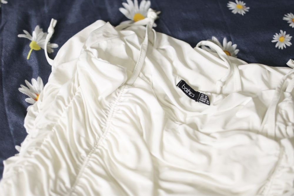 Biała marszczona sukienka na ramiączka, BooHoo