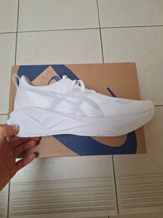 Asics Novablast 5 Branco (40)
