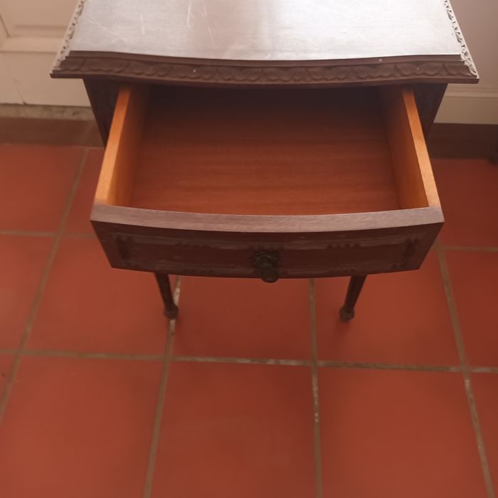 Duas mesinhas de cabeceira antigas