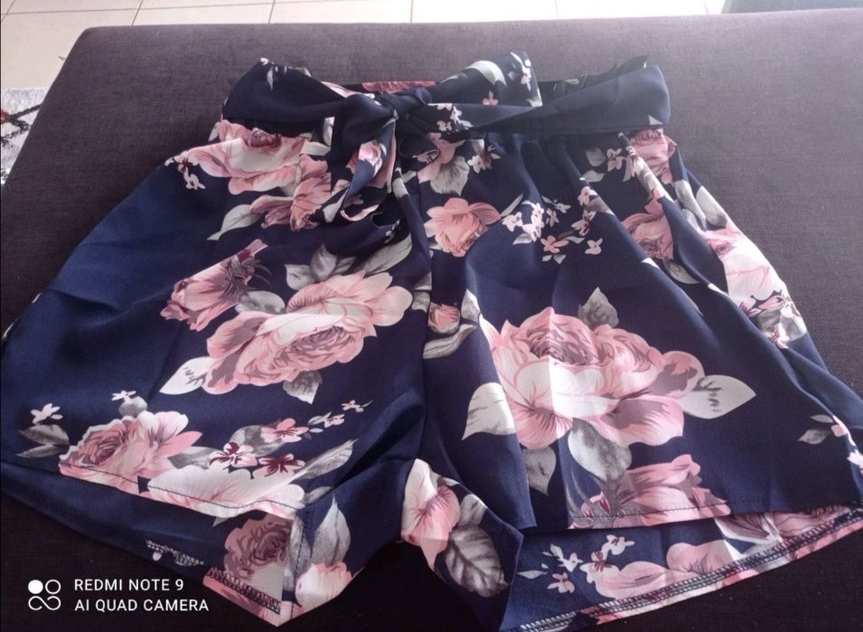 Calções azuis floridos