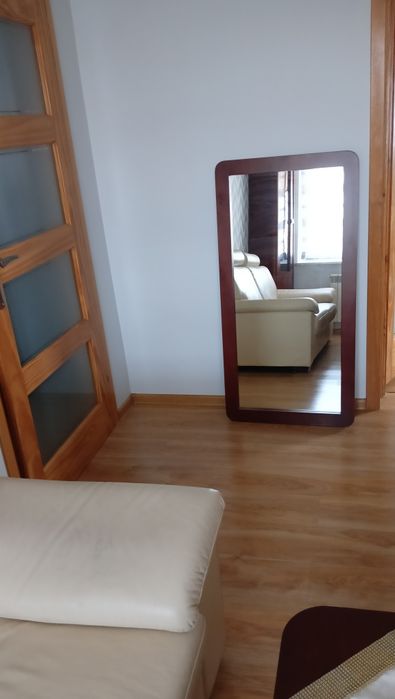 Lustro w drewnianej ramie