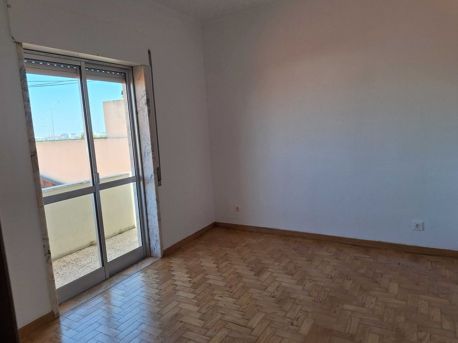 Apartamento T3 perto Centro Comercial Ubbo