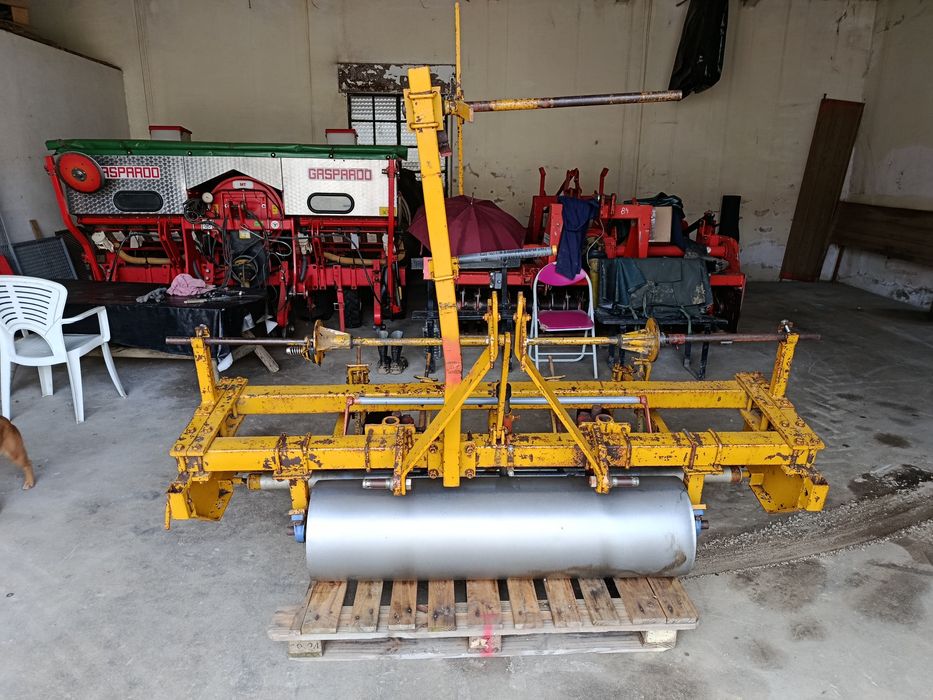 Máquina de espalhar plástico.