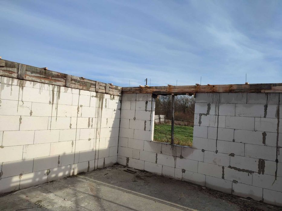 Продам земельну ділянку з розпочатим будівництвом