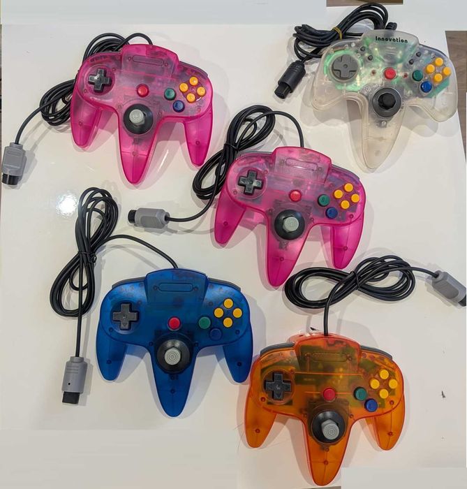 Vários artigos Nintendo 64 (consola, comandos, volante, acessórios)