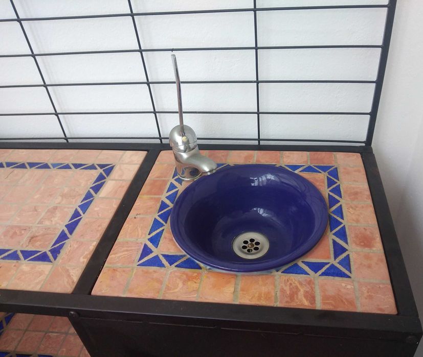 Móvel com lavatório para sala de massagens.